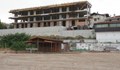 Как се появи хотел с подпорна стена на плажа в Черноморец?