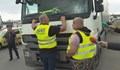 Камион на ЕКОНТ се опита да пробие блокадата в Бургас