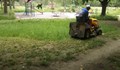Продължава косенето на тревните площи в Русе
