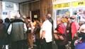 Втори ден хаос: Пенсионери все още се лутат и не знаят откъде да получат парите си