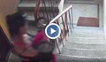 Камери заснеха как млада жена краде детска количка и маратонки от блок