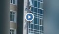 Мъж спаси дете, висящо от прозорец на 8-ия етаж в Казахстан