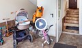 Жена краде детска количка, издирват я по видеозаписи