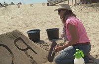 Чужденци изваяха български букви на бургаския плаж