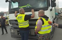 Камион на ЕКОНТ се опита да пробие блокадата в Бургас
