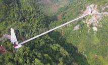 Във Виетнам откриха най-дългия стъклен висящ мост в света