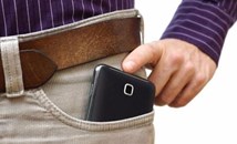 Вредно ли е носенето на смартфон в джоба?