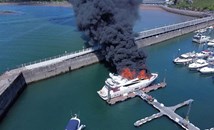 Суперяхта изгоря в пристанището на град Торки