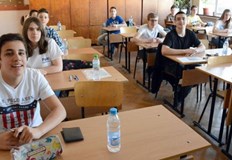 Между две различни теми ще избират зрелостниците тази година на