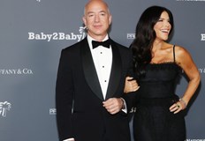 Безос е прехвърлил 47 727 акции на Amazon на неназована