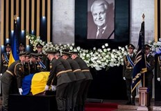 Президентът Зеленски запази мълчание по време на цялата церемонияУкрайна се