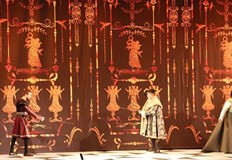 Късно снощи в Доходното здание в Русе при голям зрителски интерес бе