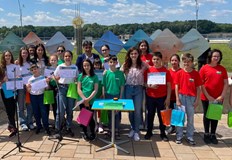 Ученици се състезаваха за време разкривайки улики за известни личности свързани