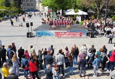 С възпоменателна церемония по поднасяне на цветя и едноминутно мълчание