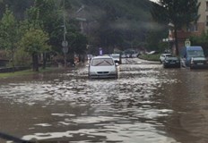 Силен порой и градушка се изсипаха днес след обяд в