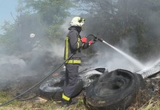 Горели са гуми изхвърлени до боровата гора в районаПожар избухна в незаконно сметище до ромския квартал Селеметя в Русе Горели са гуми от