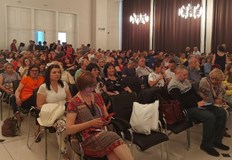 В препълнената от зрители зала Европа се състоя предпремиерната за