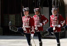 Тържествена заря проверка ще има в няколко градаПредставителни военни подразделения от