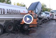 Две тежки катастрофи с тирове платформи и автобус затвориха тази