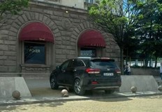 Джипът му е заснет да паркира в пешеходна зона в