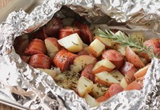 Вредно ли е алуминиевото фолио Алуминиевото фолио е незаменим помощник в кухнята