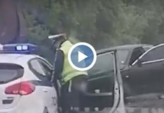 На пътя имало сблъсък между техния автомобил и камионДвама служители