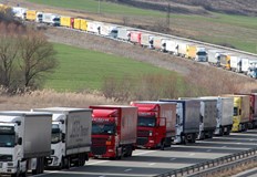 Камиони чакат часове наред на пункта Капитан Андреево Хаос с изследванията