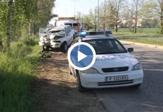 Украински автомобил се вряза в дърво на входа на Русе на пътя