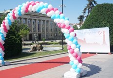 В сезона на абитуриентските балове арка с балони червен килим