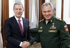 Двамата министри на отбраната обсъдиха въпроси свързани с оказването на хуманитарна
