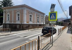 Предвижда се допълнително обезопасяване на пешеходната пътекаЗапочва ремонт на пътя