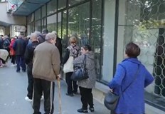 Големи опашки се извиха пред пощите в странатаНови опашки за