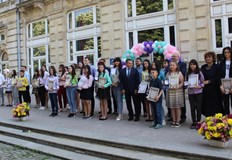 Днес на тържествена церемония пред Доходното здание бяха наградени отличниците