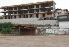 Новопостроена подпорна стена тип Хотел на плажа е издигната на