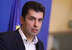 Хората на пристанището в Мариупол носят храна на българските моряциБългарските