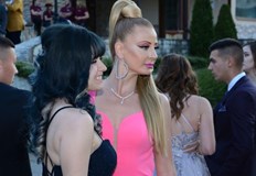 С подбран тоалет класната Миглена Георгиева се сля с тълпата от