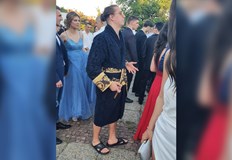 Младеж е облякъл хавлиен халат на абитуриентския си бал в