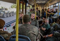 Последната група украински бойци защитаваща стоманодобивния комплекс Азовстал в град