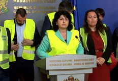 Бяхме поканени по скоро на лекция за това какво представлява държавата