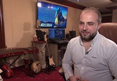 Тихомир Христозов използва в творбите си и фолклорни музикални инструментиМузиката