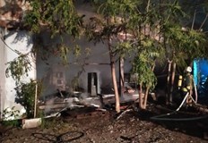 Четири пожарни екипа гасиха тази нощ горяща работилница на булевард