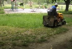 Продължава косенето на тревните площи по график в шестте района