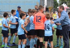 Общо 12 клуба с над 30 формации се включиха в