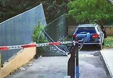Паркираната ѝ кола потегли и разби оградата на училище след