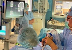 Чрез малък външен разрез на челото изписват я до два