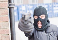 Четирима маскирани и въоръжени нападнаха двама мъже на столичния бул Ломско шосе