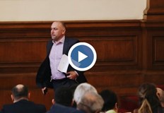 Според Тошко Йорданов финансовият министър се опитва да действа като