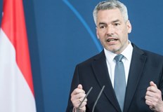 Страната не е член на нито един военен съюзАвстрийският канцлер