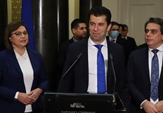 Нестабилното уж правителство на Кирил Петков се оказва доста стабилноПо