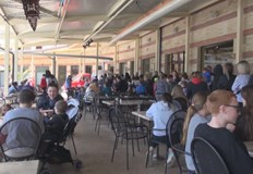 Туристи и бежанци вече съжителстват заедно в хотели в Слънчев